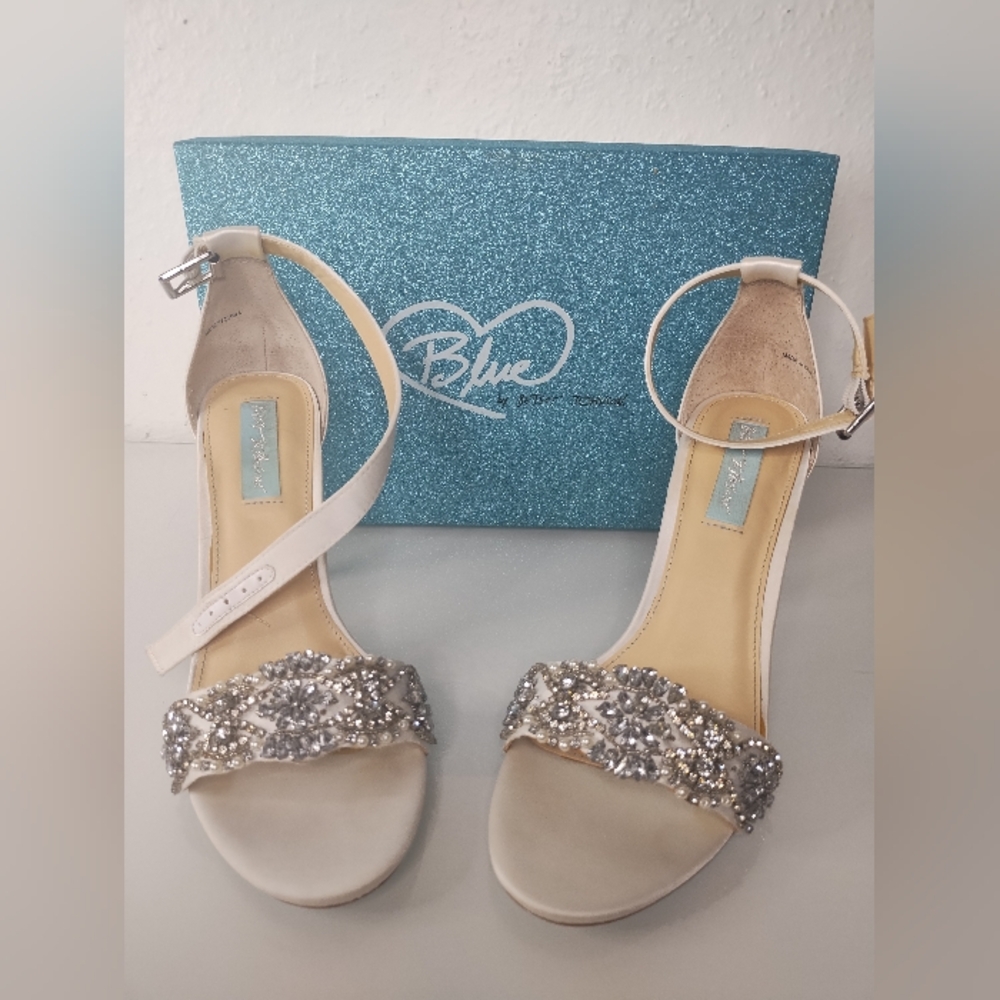 Blue by Betsey Johnson Ivory Satin Wedding Sandals. Size 8-SB-Juno Like New!